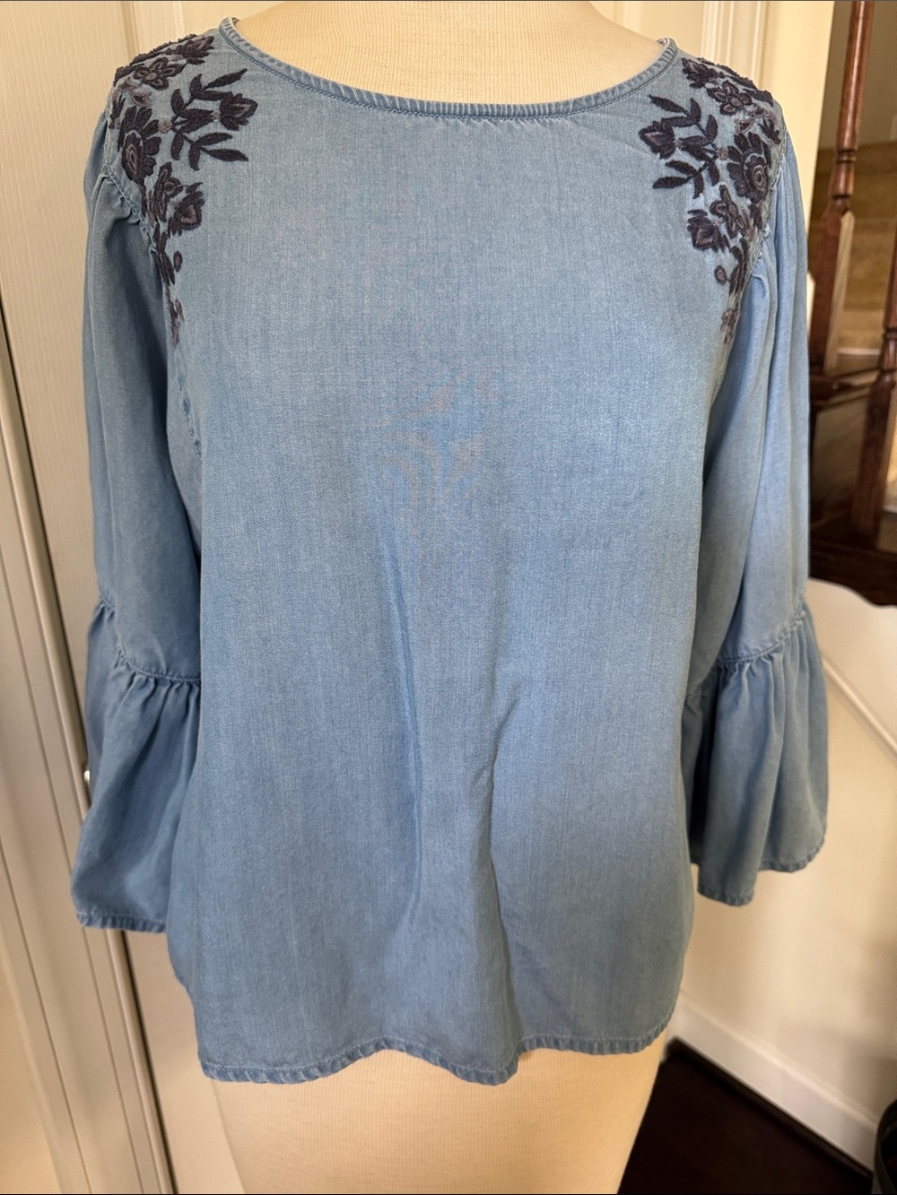 HOLLISTER Chambray top embroidered bell sleeves EUC LARGE